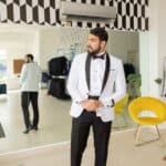 Tuxedo Blanco con solapa negro de un solo boton, es utilizado en forma clasica con gatito y fajon.