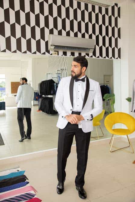 Tuxedo Blanco con solapa negro de un solo boton, es utilizado en forma clasica con gatito y fajon.