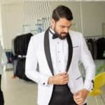 Tuxedo Blanco con solapa negro de un solo boton, es utilizado en forma clasica con gatito y fajon.