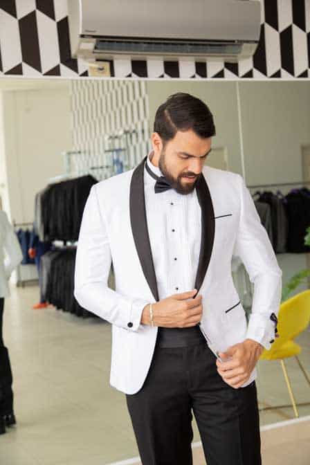 Tuxedo Blanco con solapa negro de un solo boton, es utilizado en forma clasica con gatito y fajon.