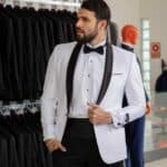 Tuxedo Blanco con solapa negro de un solo boton, es utilizado en forma clasica con gatito y fajon.