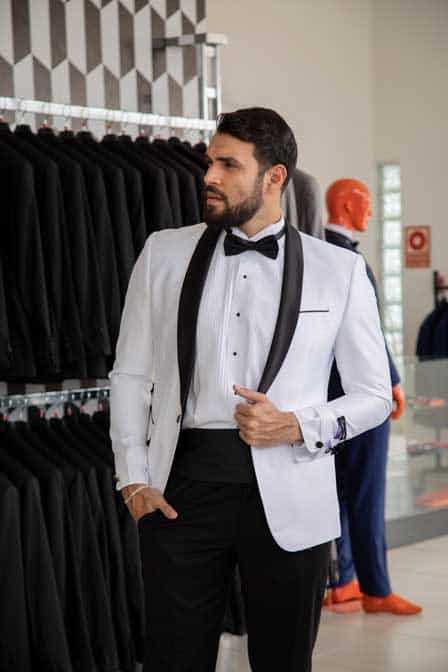 Tuxedo Blanco con solapa negro de un solo boton, es utilizado en forma clasica con gatito y fajon.